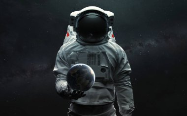 Astronot Dünya gezegenini elinde tutuyor. Üç boyutlu bilim kurgu sanatı. Görüntü elementleri Nasa tarafından sağlandı