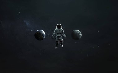 Dünya ve Ay arasındaki astronot. Üç boyutlu bilim kurgu sanatı. Görüntü elementleri Nasa tarafından sağlandı