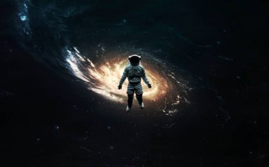 Güzel galaksinin önünde bir astronot. 5K gerçekçi bilim kurgu sanatı. Görüntü elementleri Nasa tarafından sağlandı