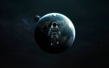 Astronot ve Ay 'la birlikte Dünya gezegeni. Görüntü elementleri Nasa tarafından sağlandı