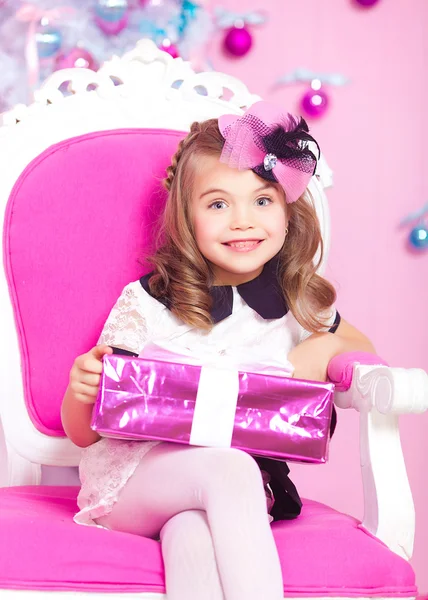 Kislány karácsonyi ajándékokkal Jogdíjmentes Stock Képek