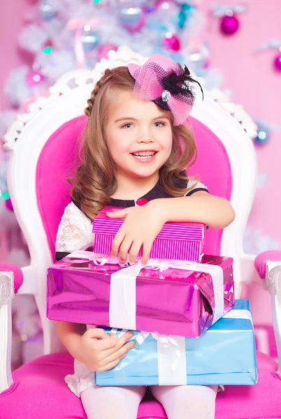 Kislány karácsonyi ajándékokkal Stock Kép