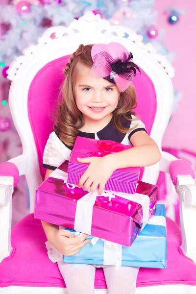 Kislány karácsonyi ajándékokkal Jogdíjmentes Stock Fotók