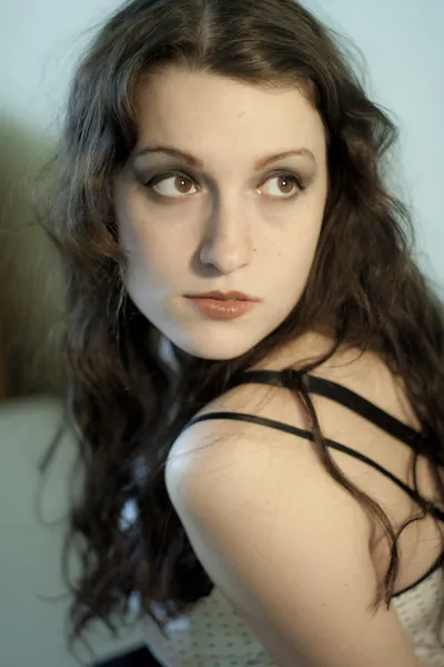 Портрет красивой женщины с длинными каштановыми волосами — стоковое фото