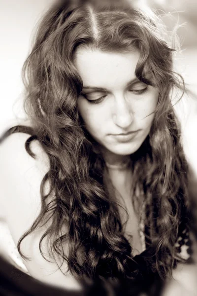 Retrato de una hermosa mujer de pelo largo y castaño — Foto de Stock