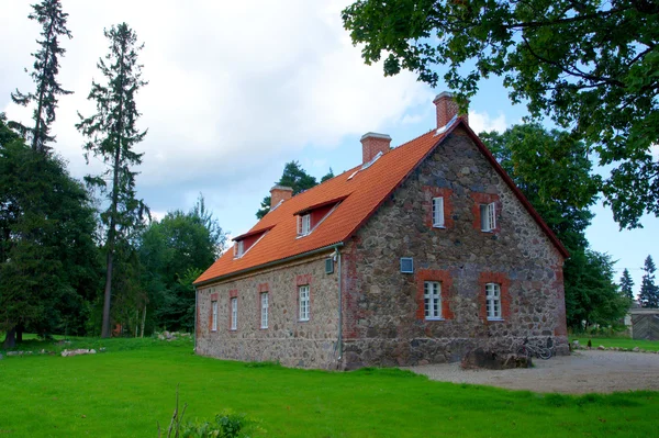 Старый каменный дом — стоковое фото