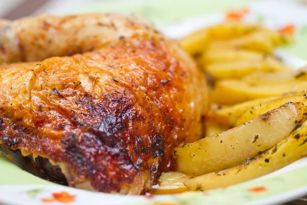 Chicken leg with potatos — Stock Photo, Image