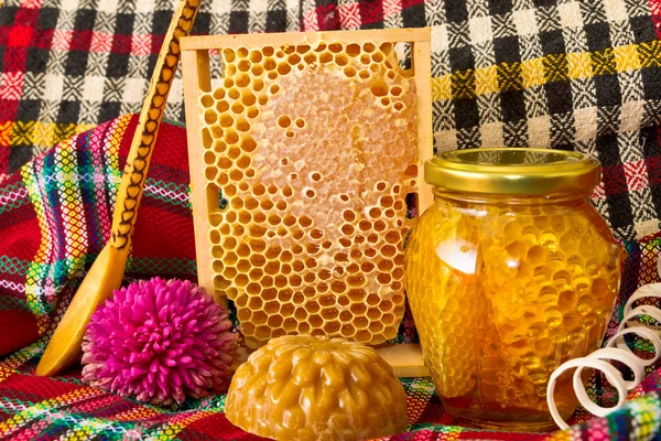 Glas mit Honig und Waben. Honigprodukte — Stockfoto