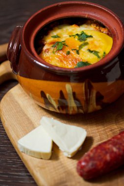 Sosisli ve peynirli güveç.