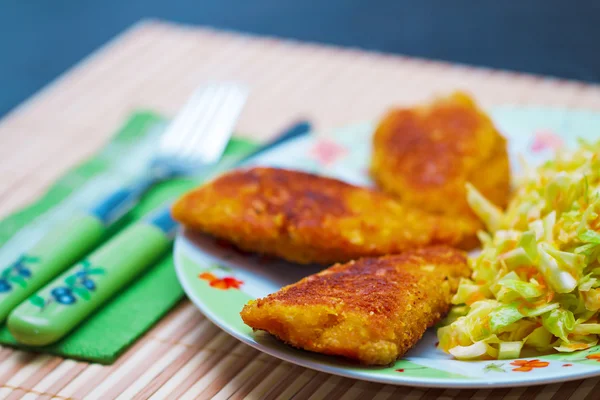 Carne de pollo empanada con ensalada —  Fotos de Stock