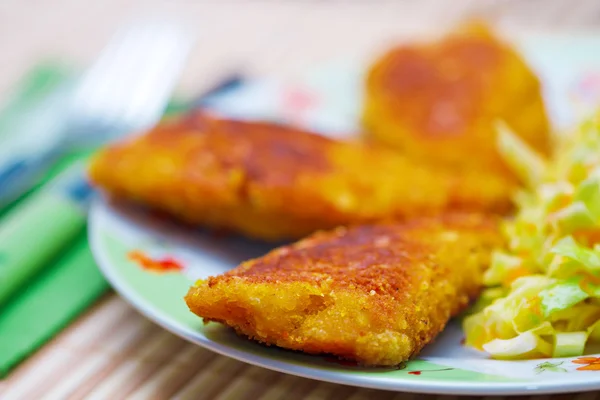 Carne di pollo impanata con insalata — Foto Stock