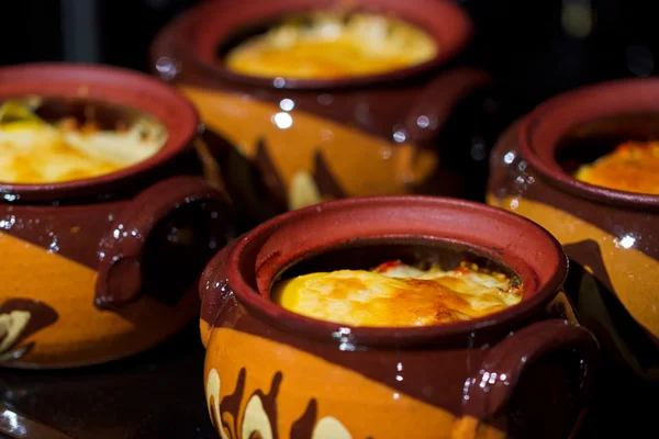 Panela de guisado com salsicha e queijo — Fotografia de Stock