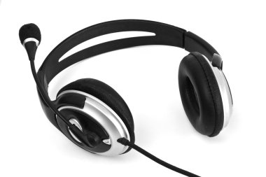 Siyah kulaklıklar beyaza izole edilmiş.