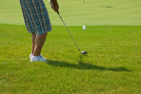 Jogador de golfe em um verde — Fotografia de Stock