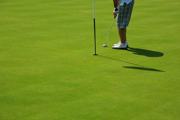 Golfspeler op een groen — Stockfoto