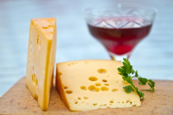 Emental ost och vin — Stockfoto