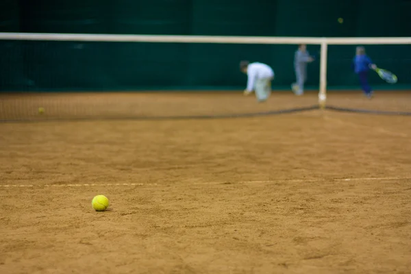 Pelota de tenis en la pista — Foto de Stock