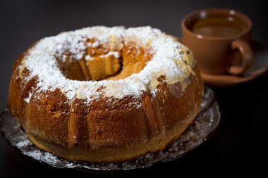 yuvarlak kek şeker ve kahve