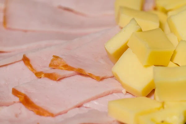 Aperitivos de carne fatiada e queijo — Fotografia de Stock
