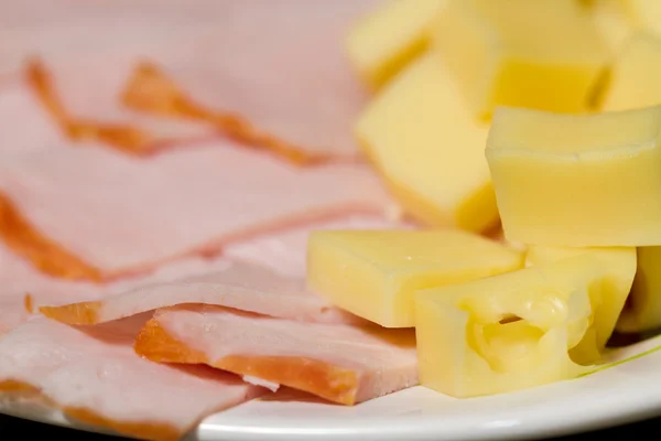 Aperitivos de carne fatiada e queijo — Fotografia de Stock