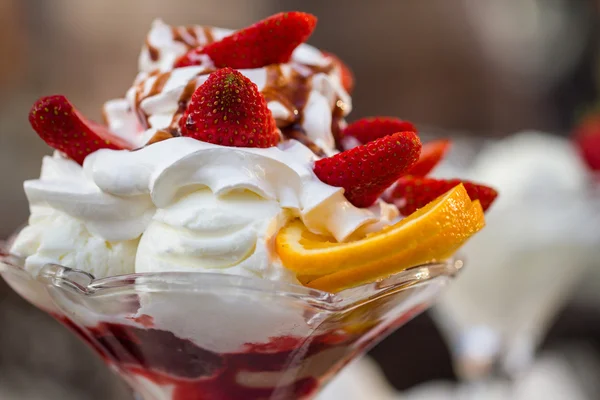 Delicious vanilla sundae with strawberry — Stock Photo, Image