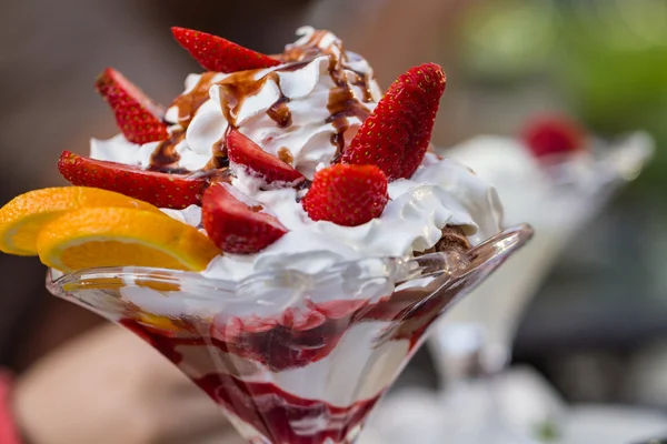 Delicious vanilla sundae with strawberry — Stock Photo, Image