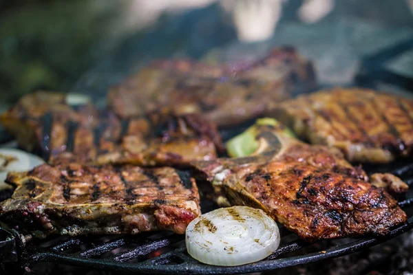 Fleischsteak auf dem Grill — Stockfoto