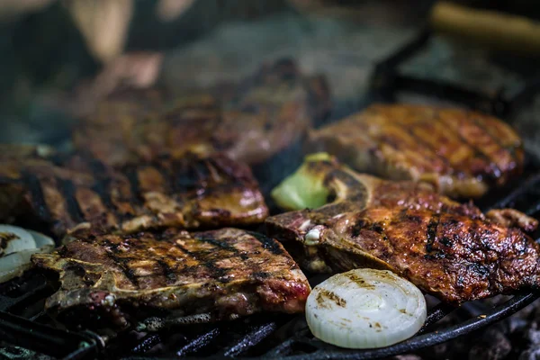 Vlees biefstuk op grill — Stockfoto