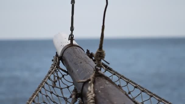 Лодка, плывущая в море — стоковое видео