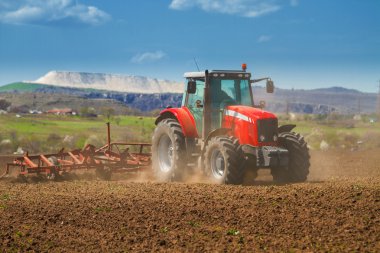 arazi plowing yeni kırmızı traktör