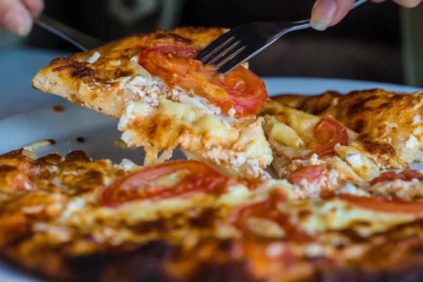 Pizza på restaurang — Stockfoto