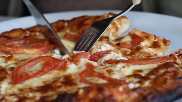 Pizza em restaurante — Vídeo de Stock