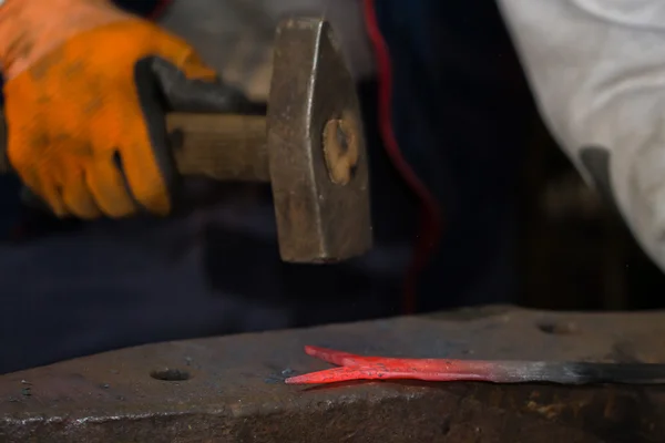 स्मिथ गरम लोखंडी रॉड बनवत आहे — स्टॉक फोटो, इमेज