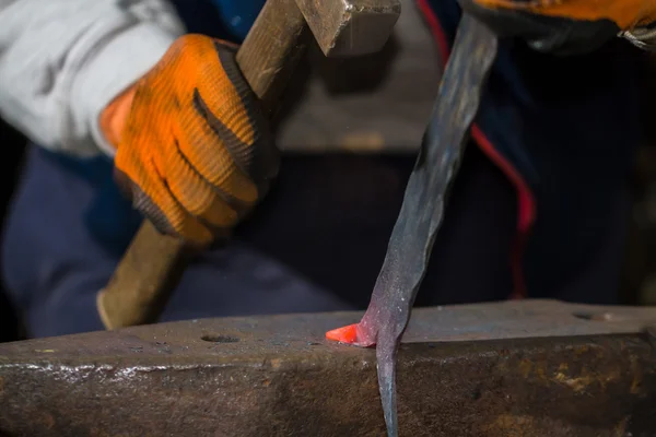 स्मिथ गरम लोखंडी रॉड बनवत आहे — स्टॉक फोटो, इमेज