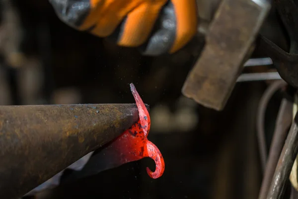 Schmied schmiedet heißes Eisen — Stockfoto