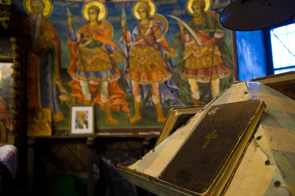 Holy bible on altar — Stock Photo, Image