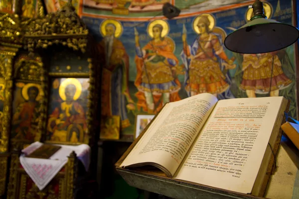 Heilige Bibel auf dem Altar — Stockfoto