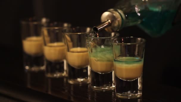 Shots mit Whisky und Liquor im Cocktail — Stockvideo