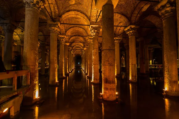 Underground Cistern with water, Istanbul, Turkey — Stock Photo, Image