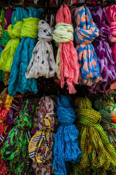 Eine Reihe von farbenfrohen Textilien — Stockfoto