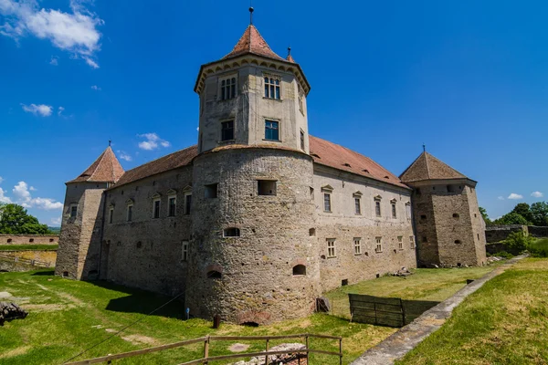 Medeltida slott och det är vatten eftertanke, fagaras, Rumänien — Stockfoto