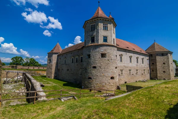 Medeltida slott och det är vatten eftertanke, fagaras, Rumänien — Stockfoto
