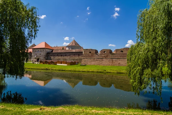 Medieval castle and it's water reflection, Fagaras, Romania — Stock Photo, Image