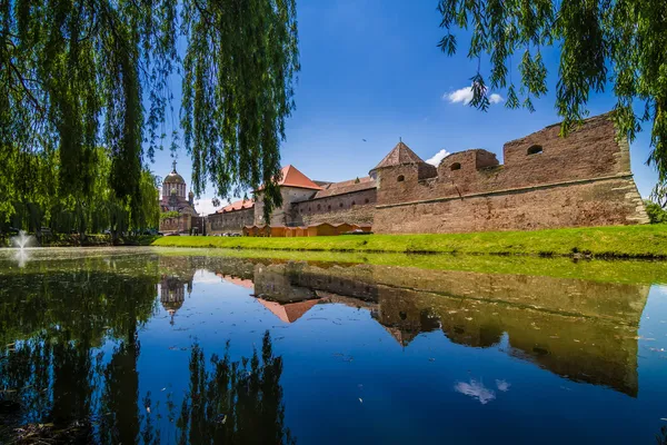 Medieval castle and it's water reflection, Fagaras, Romania — Stock Photo, Image