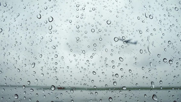 Дождливый аэропорт — стоковое фото