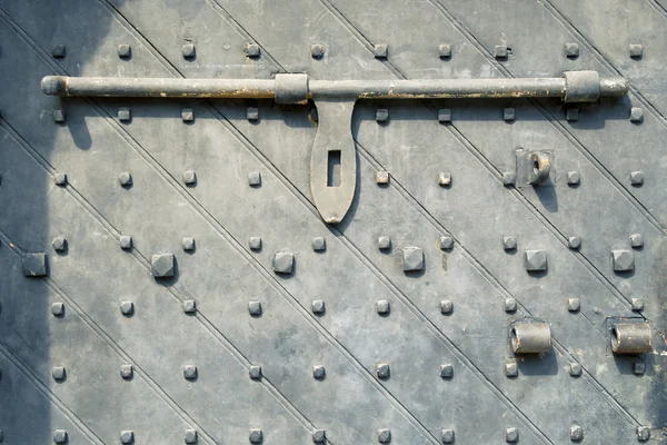 Ancient door with bar lock — Stock Photo, Image