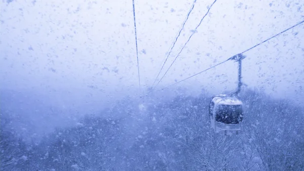 Seilbahn im Schneefall — Stockfoto