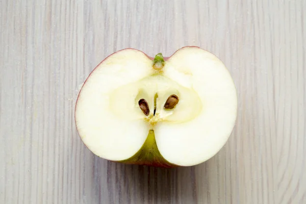 Une demi-pomme — Photo