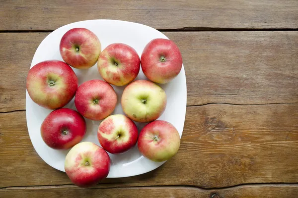 Manzanas en plato — Foto de Stock