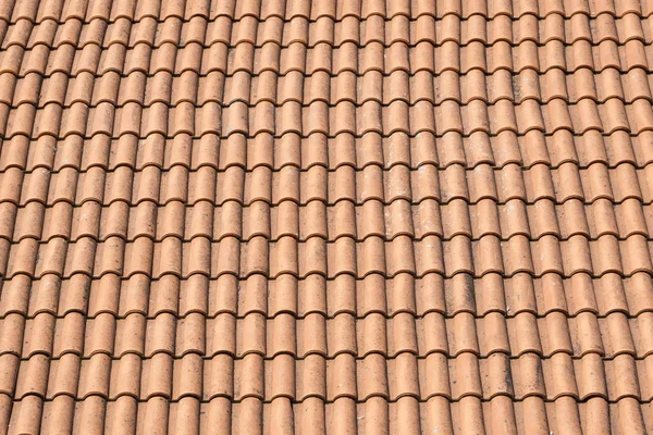 红瓦屋顶 — 图库照片